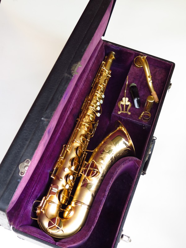 Sax ténor Conn Chu Berry plaqué or (10)