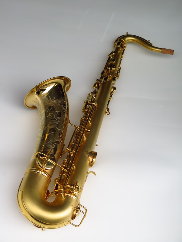 Sax ténor Conn Chu Berry plaqué or (2)