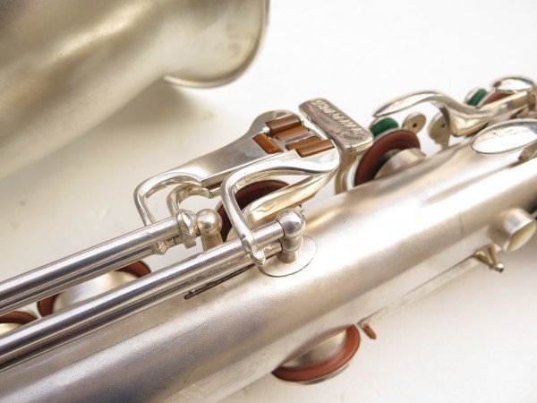 Saxophone baryton Buescher Aristocrat Big B argenté sablé (9)