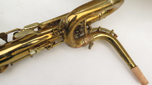 Saxophone baryton Conn transitionnel verni gravé (1)