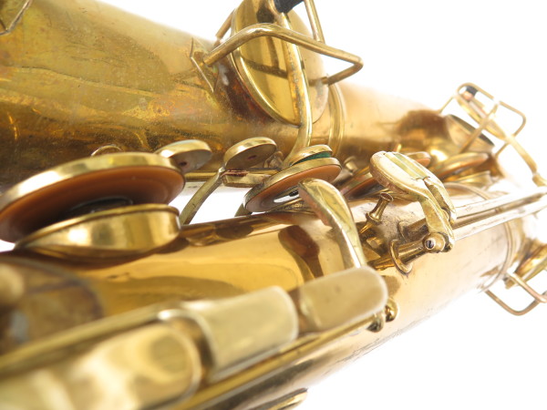 Saxophone baryton Conn transitionnel verni gravé (5)
