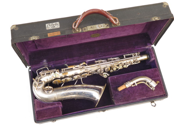 Saxophone alto Conn Transitionnel argenté sablé gravé Ladyface (1)