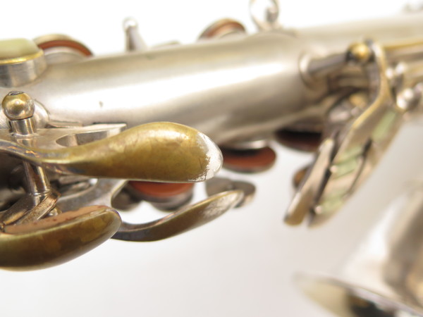 Saxophone alto Conn Transitionnel argenté sablé gravé Ladyface (12)